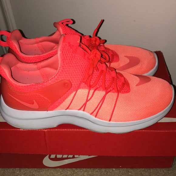 Women’s Nike Darwin Shoes - Picture 3 of 5